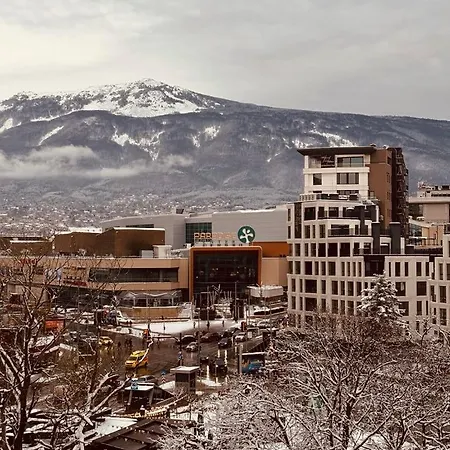 Spacious With A Mountain View, Big Balcony And Parking アパート *