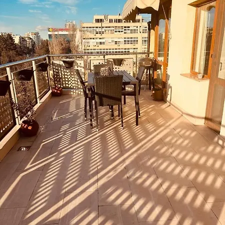 Spacious With A Mountain View, Big Balcony And Parking アパート *